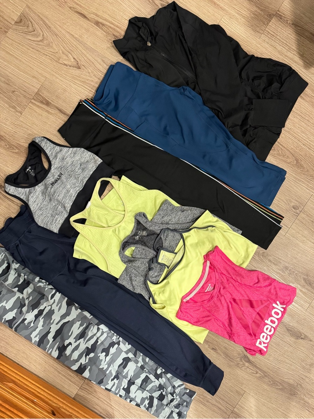 10pc Women’s M (6-8) Activewear Bundle ZYIA Reebok Hurley Joggers Leggings Tanks - Picture 3 of 11